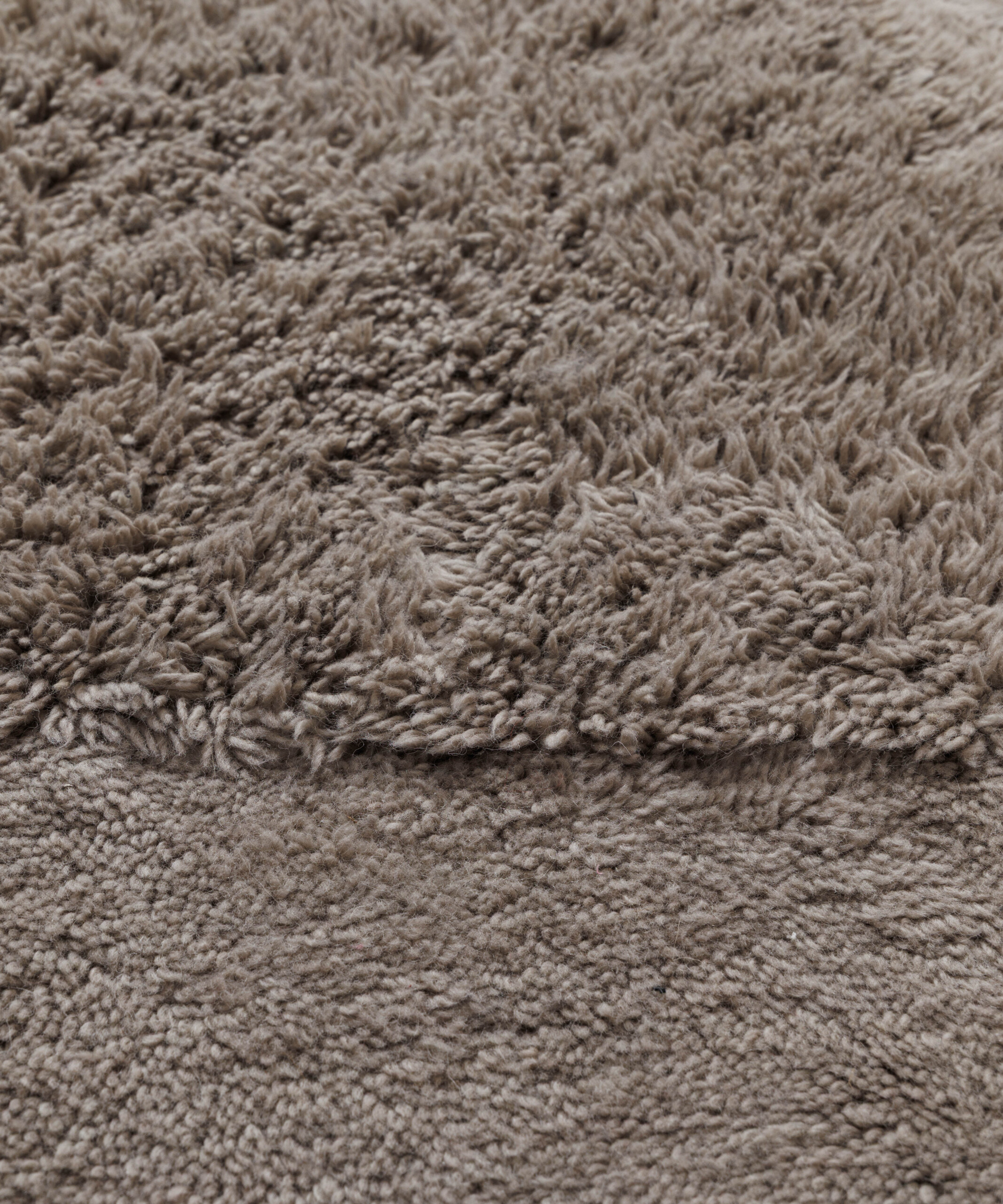 Design vloerkleed - Tjørne Elv Taupe - close up Design vloerkleed - Tjørne Elv Taupe - close up